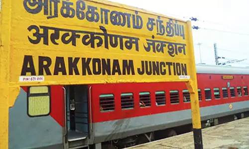 டிக்கெட் எடுக்க ஏற்படும் நெரிசலை கட்டுப்படுத்த தடுப்புகள் அமைப்பு