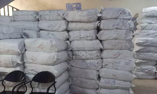 பல்லடம்  தாலுகா அலுவலகத்திற்கு வந்த  இலவச வேட்டி-சேலைகள்