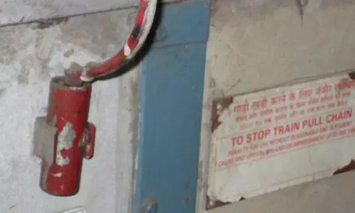 சங்கிலியை இழுத்தால் ரெயில் நிற்பது எப்படி?