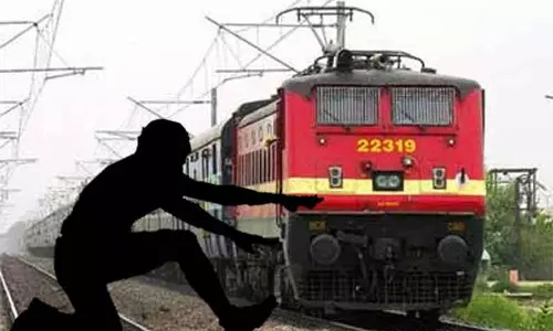 ரெயிலில் பாய்ந்து முதியவர் தற்கொலை