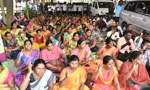 ஊரக வளர்ச்சித்துறை அலுவலர்கள் போராட்டம்