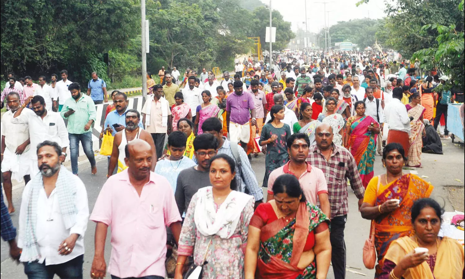 பவுர்ணமியையொட்டி லட்சக்கணக்கான பக்தர்கள் விடிய, விடிய கிரிவலம்