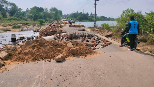 திருவள்ளூர் அருகே கூவம் ஆற்றில் தரைப்பாலம் சேதம்- வாகன ஓட்டிகள் கடும் அவதி