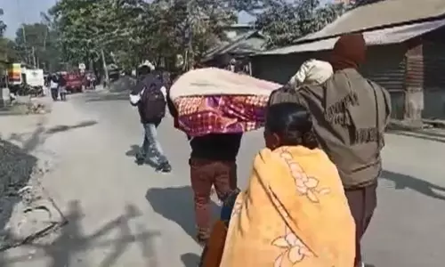 ஆம்புலன்ஸ் கட்டணம் தர வழியின்றி தாயின் உடலை தோளில் வைத்து சுமந்து சென்ற மகன்