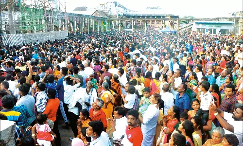 சிதம்பரத்தில் சிவகாமசுந்தரி அம்பாளுடன், நடராஜர் திருநடனம் புரிந்து காட்சி