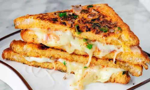 10 நிமிடத்தில் செய்யலாம் ஆம்லெட் சீஸ் சாண்ட்விச்