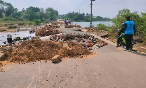 திருவள்ளூர் அருகே கூவம் ஆற்றில் தரைப்பாலம் சேதம்- வாகன ஓட்டிகள் கடும் அவதி