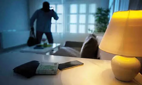 ஊத்துக்குளி அருகே மருந்து கடை உரிமையாளர் வீட்டில் கொள்ளை