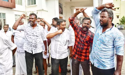 அவனியாபுரத்தில் ஜல்லிக்கட்டு போட்டி நடத்துவதில் இழுபறி- போராட்டத்தால் போலீஸ் குவிப்பு