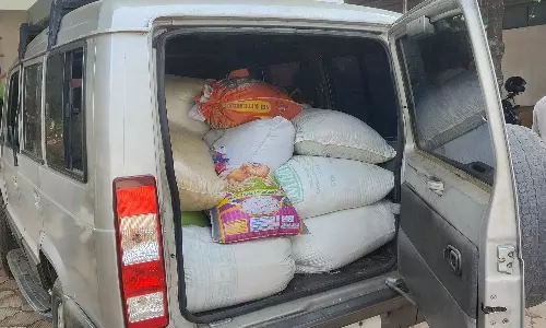 களியக்காவிளை அருகே கேரளாவிற்கு காரில் கடத்த முயன்ற 1 டன் ரேசன் அரிசி பறிமுதல்