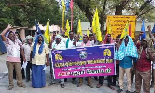 அரியலூரில் நெடுஞ்சாலைத்துறை பணியாளர்கள் ஆர்ப்பாட்டம்