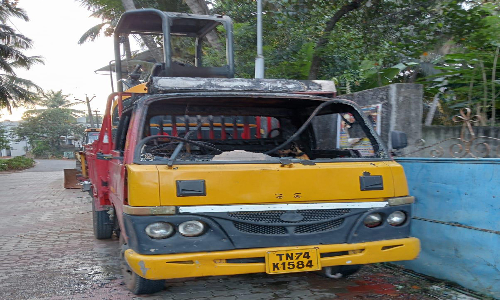 இரணியல் அருகே டெம்போவுக்கு  தீ வைப்பு