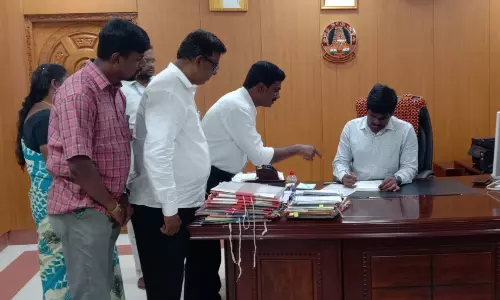 திருச்சி டி.வி.எஸ். டோல்கேட் ஒரு வழிப்பாதையில் திறக்கப்பட்டுள்ள மதுபான கடையை மூட வேண்டும்-கலெக்டரிடம் பாஜக வக்கீல் அணி மனு