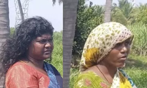 பொதுமக்களிடம் இருந்து தப்பிக்க அரை நிர்வாண கோலத்தில் நின்ற பெண்கள்- உடுமலை அருகே பரபரப்பு