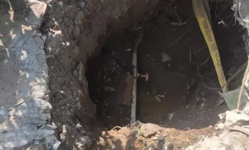 மரக்காணம் அருகே  பள்ளம் தோண்டி தண்ணீர் பிடிக்கும் கிராம மக்கள்