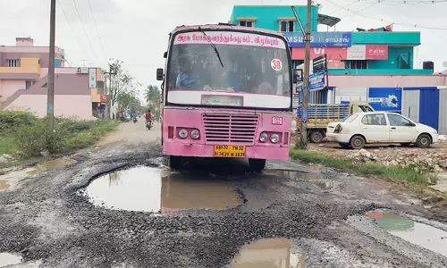 கடலூர் சரவணா நகர் இணைப்பு சாலையில் ஆளை விழுங்கும்  பள்ளத்தால் வாகன ஓட்டிகள் அவதி