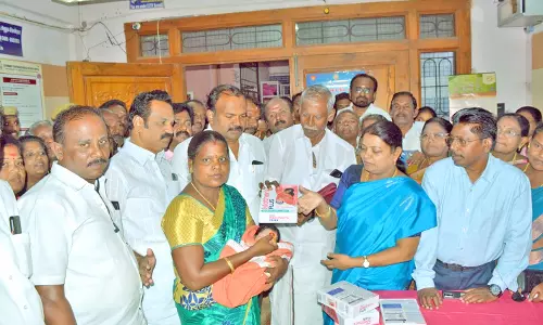 தூத்துக்குடி அரசு மருத்துவமனையில் பிறந்த 15 குழந்தைகளுக்கு தங்கமோதிரம் - அமைச்சர் கீதாஜீவன் வழங்கினார்
