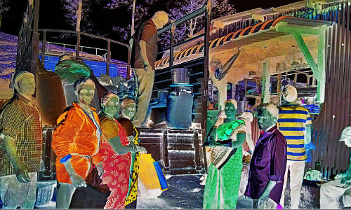 வால்பாறையில் ரேஷன் பொருட்களை லாரியில் கொண்டு வினியோகிக்கும் பணியாளர்