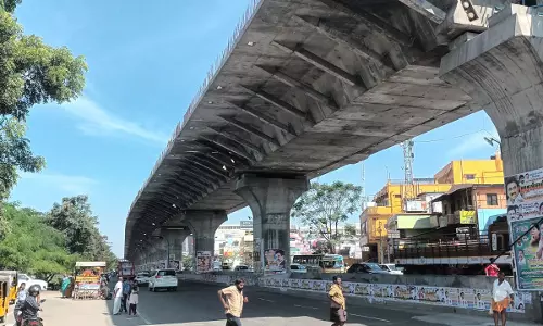 கோவை-அவிநாசி ரோடு உயர்மட்ட மேம்பாலத்தில் ஓடுதளம் அமைக்கும் பணி தீவிரம்