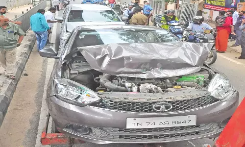 பார்வதிபுரத்தில் கார்கள் மோதல்; போக்குவரத்து பாதிப்பு