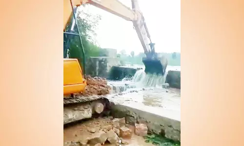 ஏரி மதகை உடைத்த பணியாளர்கள் மீது நடவடிக்கை எடுக்க வேண்டும்