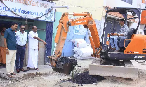 10 ஆண்டுகளுக்கும் மேலாக தூர்வாரப்படவில்லை: டவுன் நயினார்குளம் சாலையில் கழிவு நீரோடை தூர்வாரும் பணி மும்முரம்