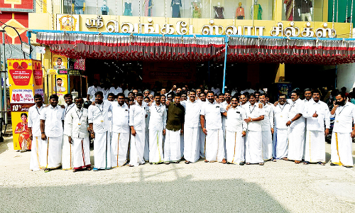 உலக வேட்டி தினத்தையொட்டி 200 பேருக்கு இலவச வேட்டிகள் வழங்கல்