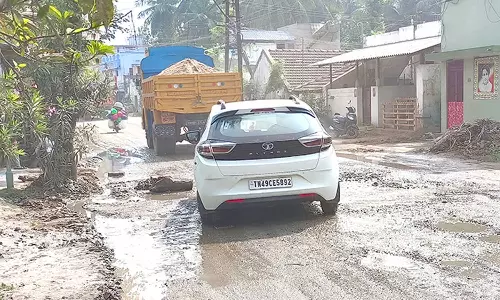 குடிநீர் குழாய் உடைப்பால் சாலையில் பெருக்கெடுத்து ஓடும் தண்ணீர்