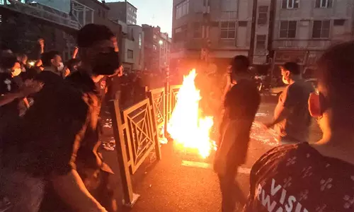 ஈரான் ஹிஜாப் எதிர்ப்பு போராட்டம்: ராணுவ வீரரை கொன்ற 2 பேருக்கு மரண தண்டனை நிறைவேற்றம்