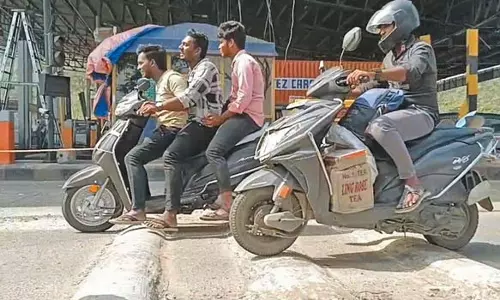 பரனூர் சுங்கச்சாவடியில் விபத்து மேடையாக உள்ள வேகத்தடை- வாகன ஓட்டிகள் அவதி