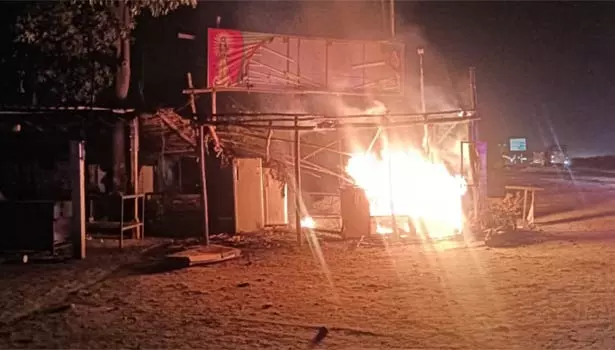 ஈரோடு அருகே ஓட்டல் மீது பெட்ரோல் குண்டு வீச்சு