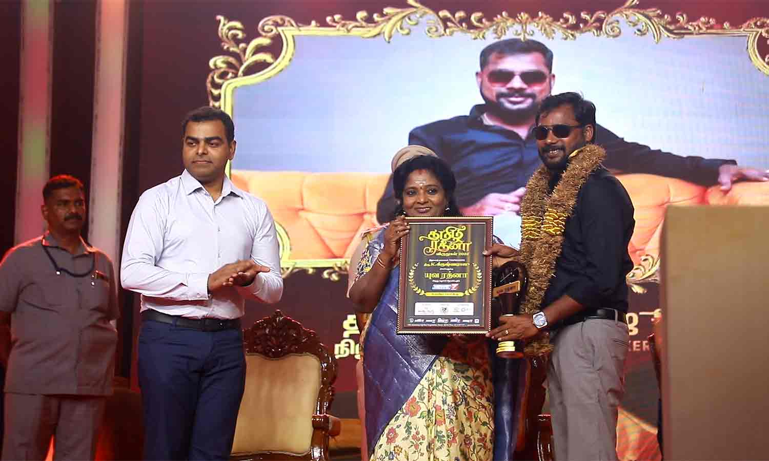 சிறந்த இளம் வயது சமூக சேவகருக்கான விருது-கவர்னர் தமிழிசை வழங்கினார்