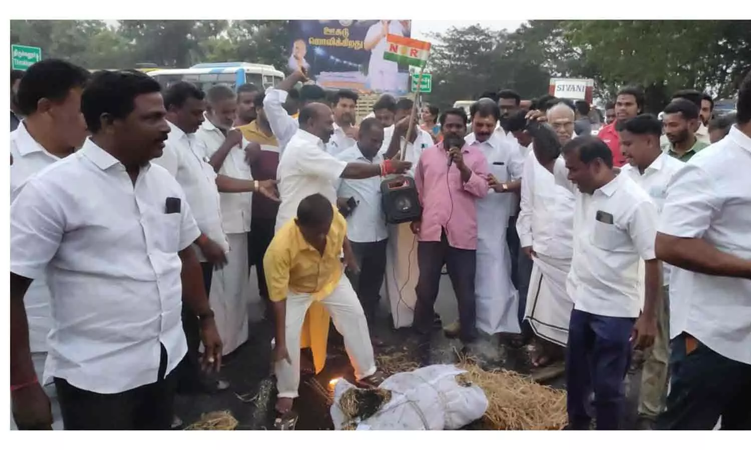 ஏனாம் எம்.எல்.ஏ. உருவபொம்மை எரிப்பு ஏனாம் எம்.எல்.ஏ. உருவபொம்மை எரிப்பு