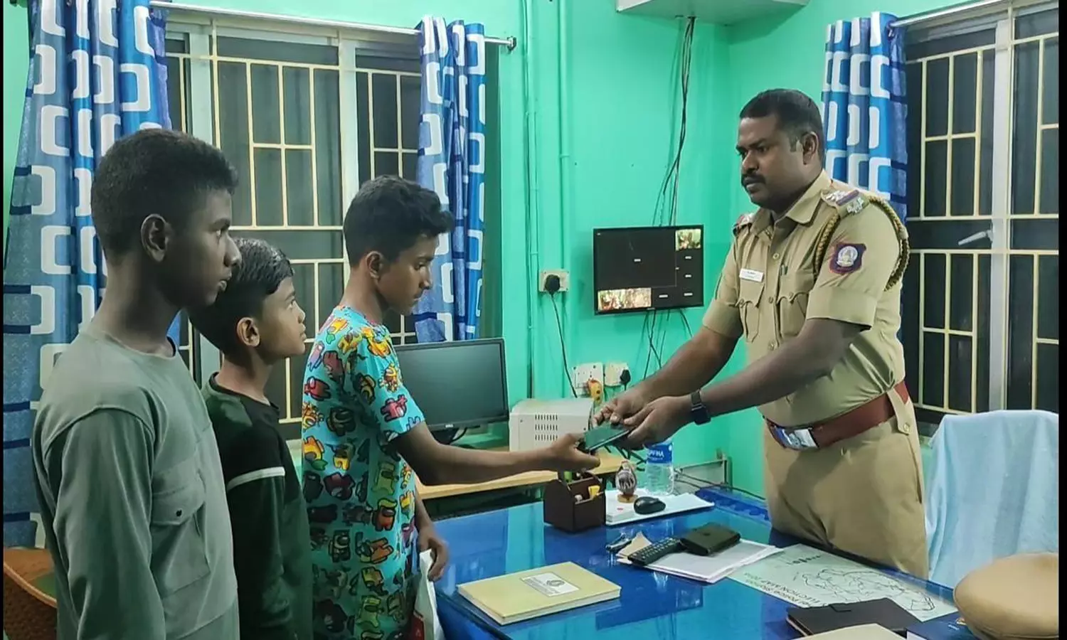 குளச்சலில் சாலையில் கிடந்த செல்போனை போலீசில் ஒப்படைத்த பள்ளி மாணவர்கள் குளச்சலில் சாலையில் கிடந்த செல்போனை போலீசில் ஒப்படைத்த பள்ளி மாணவர்கள்