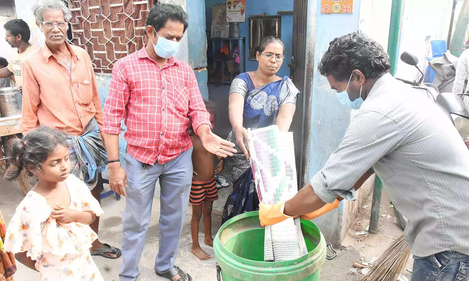 போகியில் எரிக்கும் கழிவுகளை வீடு வீடாக சென்று சேகரிக்கும் மாநகராட்சி சுகாதார பணியாளர்கள்