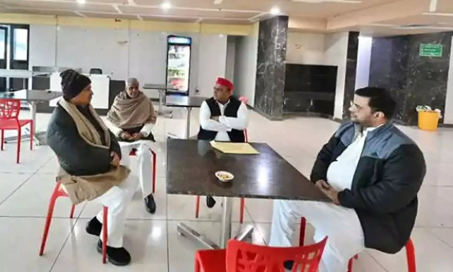 விஷம் கலந்திருந்தால் என்ன செய்வது? - போலீசார் கொடுத்த டீயை குடிக்க மறுத்த அகிலேஷ் யாதவ் விஷம் கலந்திருந்தால் என்ன செய்வது? - போலீசார் கொடுத்த டீயை குடிக்க மறுத்த அகிலேஷ் யாதவ்
