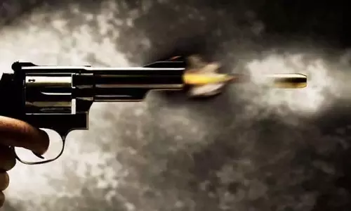 டெல்லியில் பரபரப்பு சம்பவம்- பலாத்காரம் செய்த வாலிபரின் தாயை துப்பாக்கியால் சுட்ட 16 வயது சிறுமி