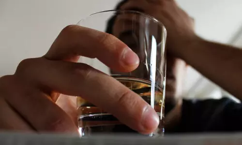 மது அருந்தும் கூடாரமாக மாறிய ரேஷன் கடை