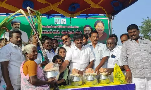 ஆலங்குடி மேலாத்துாரில் பொங்கல் பரிசு வழங்கும் விழா