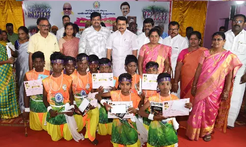 கரூர் மாவட்ட பள்ளிக்கல்வி துறை சார்பில் கலைத்திருவிழாவில் வெற்றி பெற்ற மாணவர்களுக்கு பரிசு-அமைச்சர் செந்தில் பாலாஜி வழங்கினார்