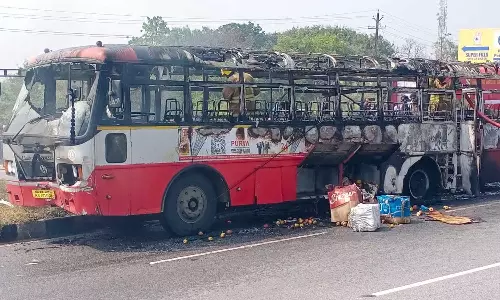 கர்நாடகா அரசு பஸ்-பைக் மோதல்: உடல் கருகி 2 பேர் பலி