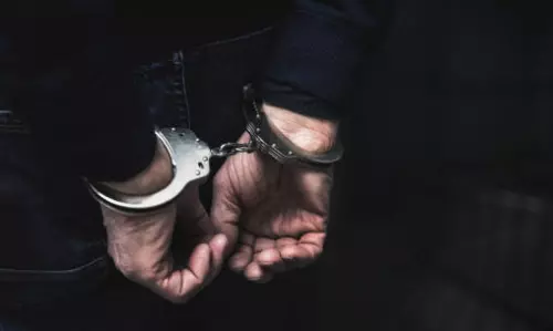 மனைவியை கத்திரிக்கோலால் குத்திய கணவர் கைது