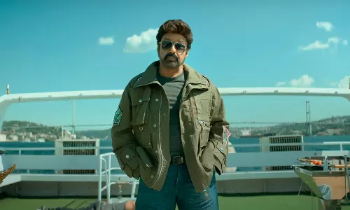 ஹீரோயின் மார்பில் சிகரெட் போட்டு பிடிக்கும் ஹீரோ.. விளாசும் நெட்டிசன்கள்