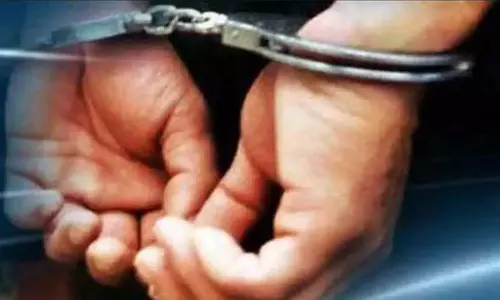 பெண் நிர்வாகி மீது மிளகாய் பொடி தூவி தாக்கியவர் கைது