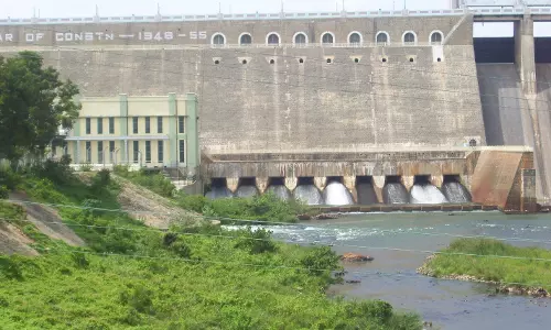 பவானிசாகர் அணையின் நீர்மட்டம் 102.84 அடியாக குறைந்தது