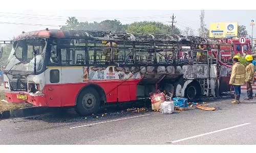 அரசு பஸ்-பைக் மோதல்;2 பேர் உடல் கருகி பலி