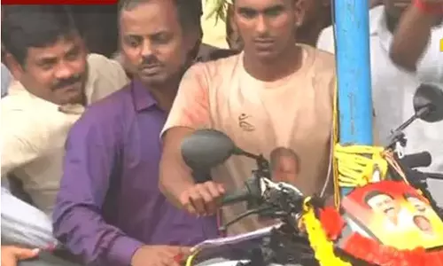 தச்சங்குறிச்சி ஜல்லிக்கட்டு போட்டி - திருநல்லூர் யோகேஸ்வரன் முதல் பரிசாக பைக் வென்றார்