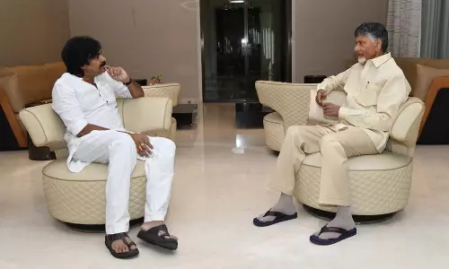 சந்திரபாபு நாயுடுவுடன் நடிகர் பவன் கல்யாண் திடீர் சந்திப்பு