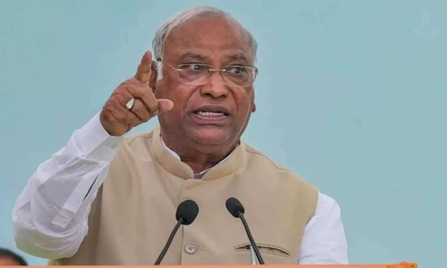 ஜனநாயகத்தில் ஒருவரை கடவுள் ஆக்கினால், அது சர்வாதிகாரம்: மல்லிகார்ஜூன கார்கே ஜனநாயகத்தில் ஒருவரை கடவுள் ஆக்கினால், அது சர்வாதிகாரம்: மல்லிகார்ஜூன கார்கே