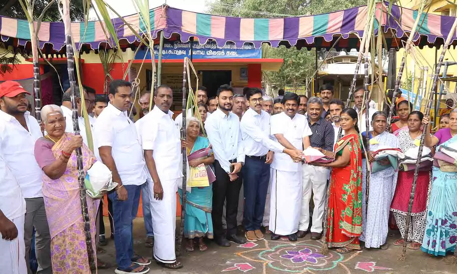 பொங்கல் பரிசு தொகுப்பு பொருட்கள் விநியோகம் - பொதுமக்கள் மகிழ்ச்சியுடன் வாங்கி சென்றனர் பொங்கல் பரிசு தொகுப்பு பொருட்கள் விநியோகம் - பொதுமக்கள் மகிழ்ச்சியுடன் வாங்கி சென்றனர்